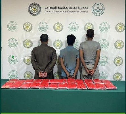 إلقاء القبض على ثلاثة