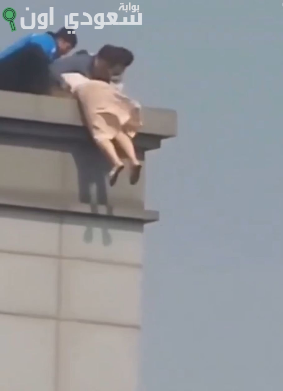 فيديو مرعب فتاه بتحاول تنتحر من الدور الـ20 فـ كوريا الجنوبيه
