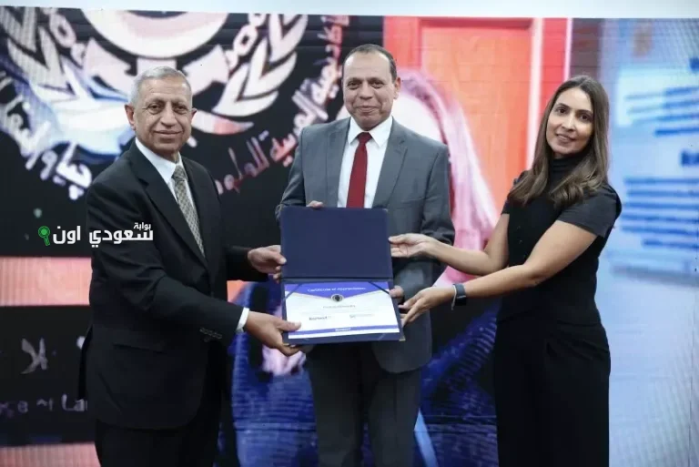 رئيس الأكاديمية العربية للعلوم يدعم التعليم الرقمي بتكريم مستخدمي الكتب الإلكترونية