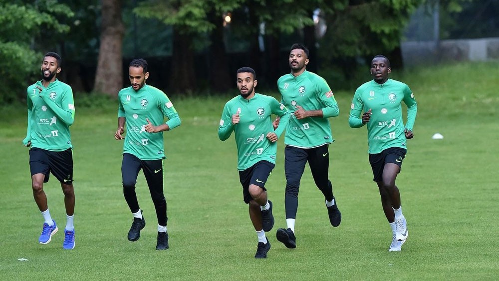 الأخضر يبدأ معسكره