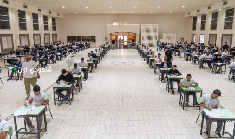 اختبارات نهاية العام لطلاب المرحلة المتوسطة