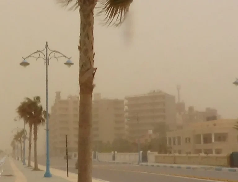 اشتداد العاصفة الترابية في lصر