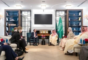 وزير الخارجية في الدولة مع نظيره الإسباني