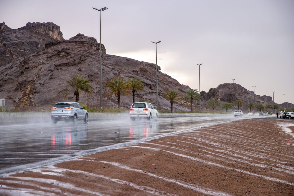 رياح وأمطار غزيرة على