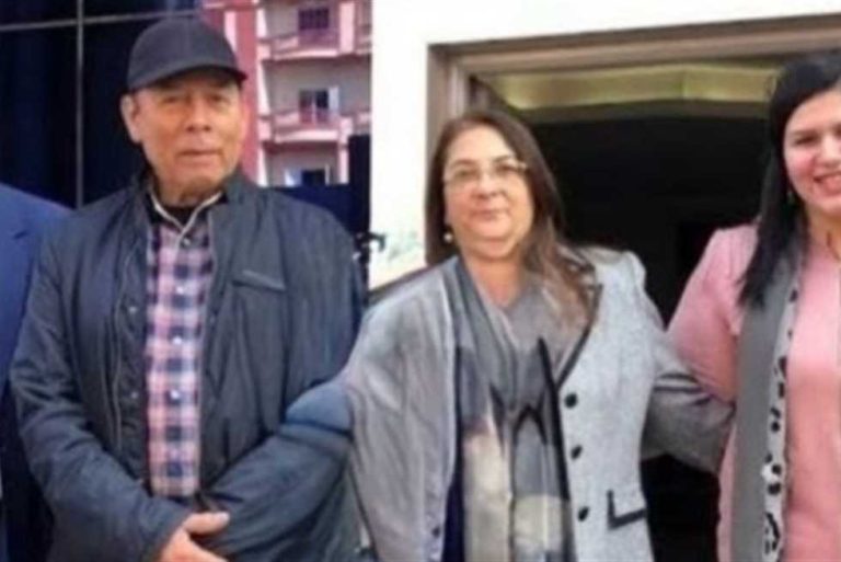 صورة الفنان أحمد ماهر مع مديرة مدرسة الكرمة تثير الجدل