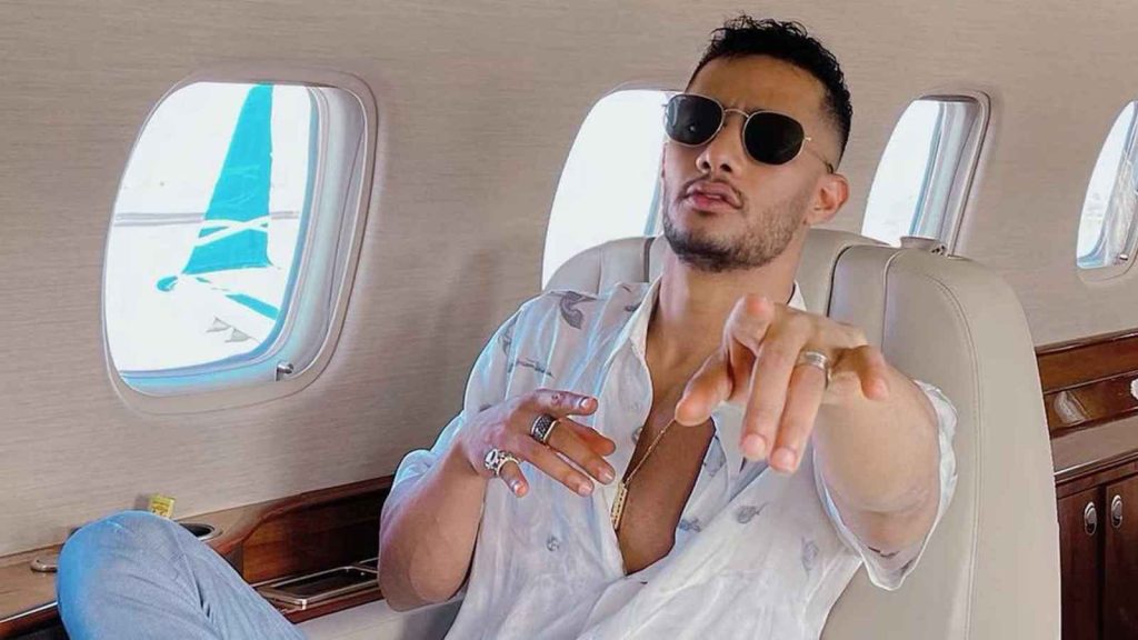 محمد رمضان يؤدي فريضة