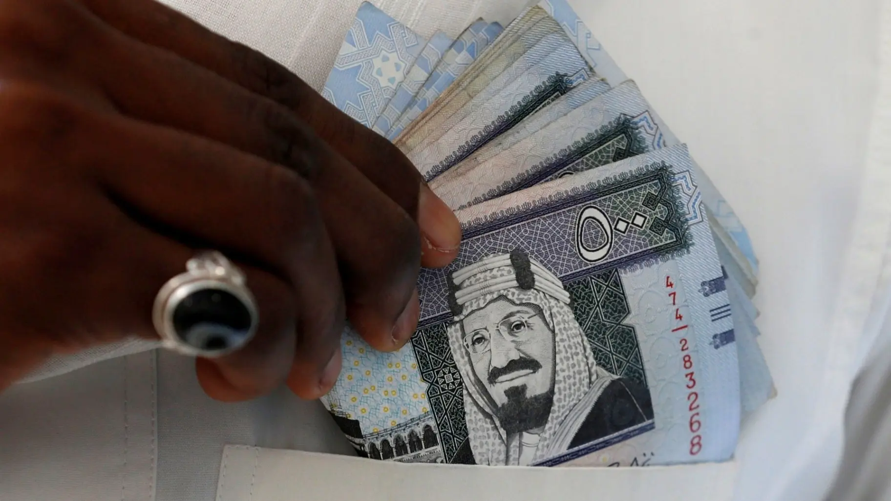 هدوء حذر بأسعار الريال