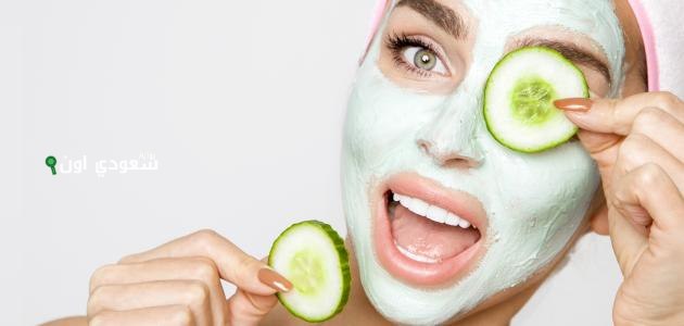 افركي تحت عينيك بشريحة خيار باردة وشوفي الانتفاخ هيختفي ازاي