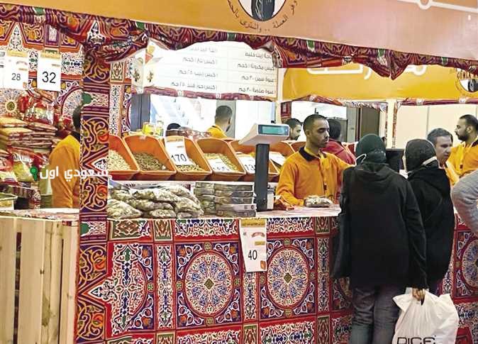 الأسواق التجارية تشهد إقبالًا كثيفًا من المواطنين لشراء مستلزمات العيد وسط عروض وتخفيضات