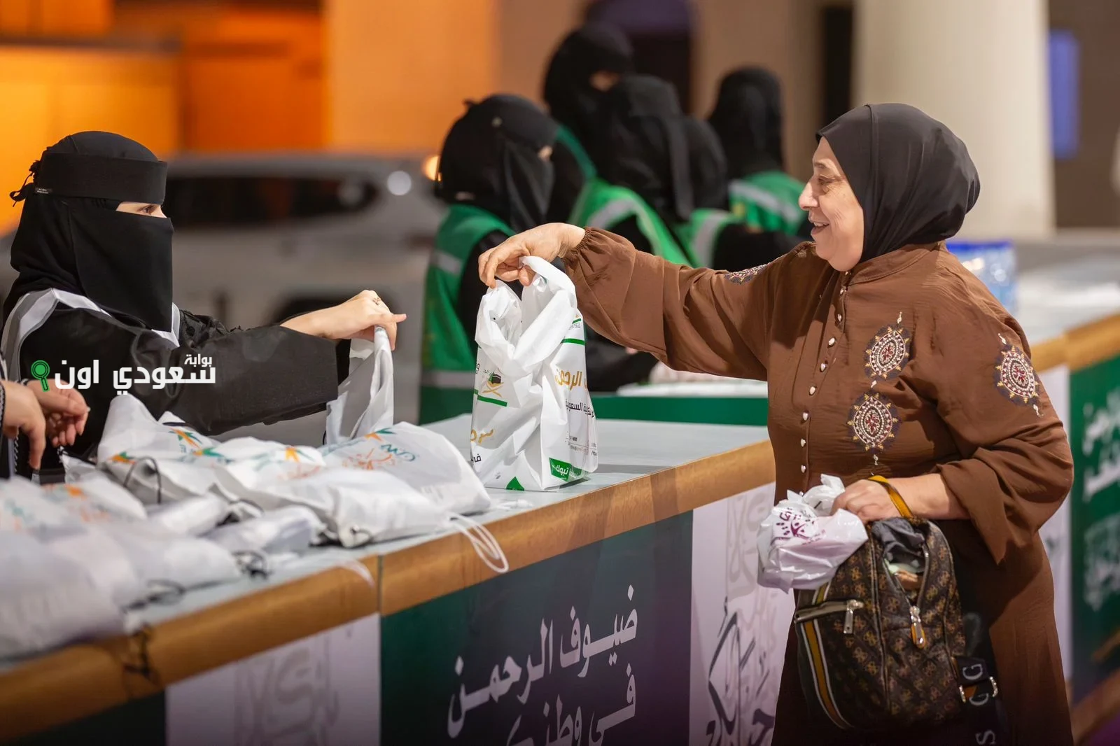 منفذ حالة عمار يُظهر روحاً مهنية عالية في تقديم الخدمات للحجاج المغادرين