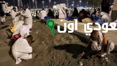 الحجاج يؤدون رمي الجمرات