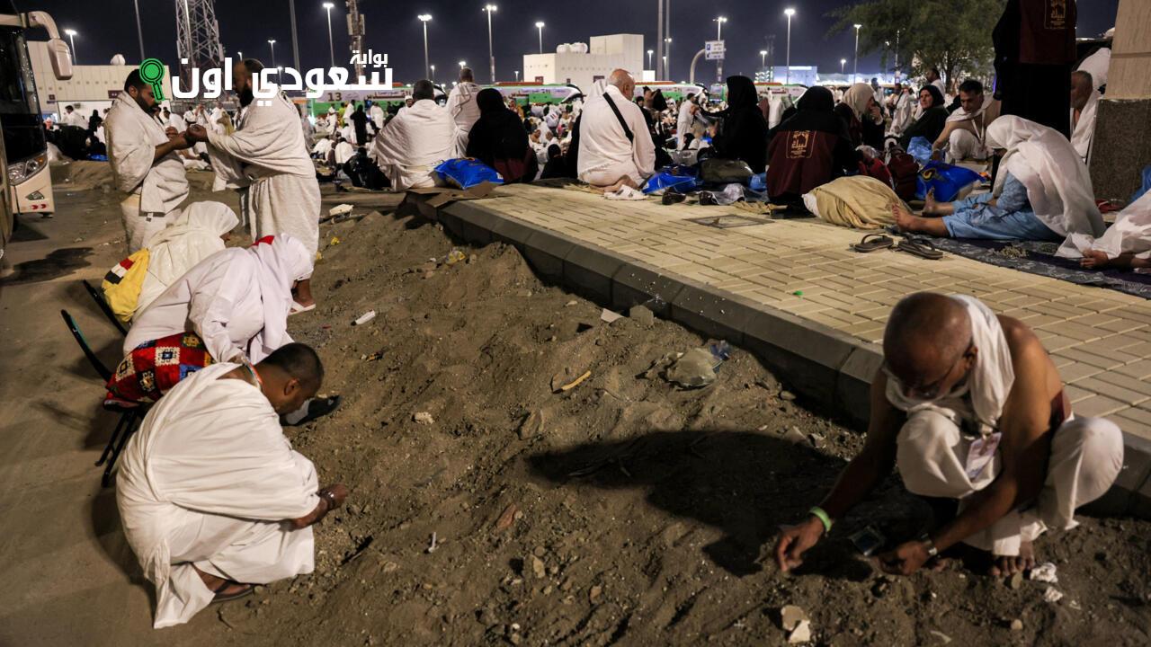 الحجاج يؤدون رمي الجمرات