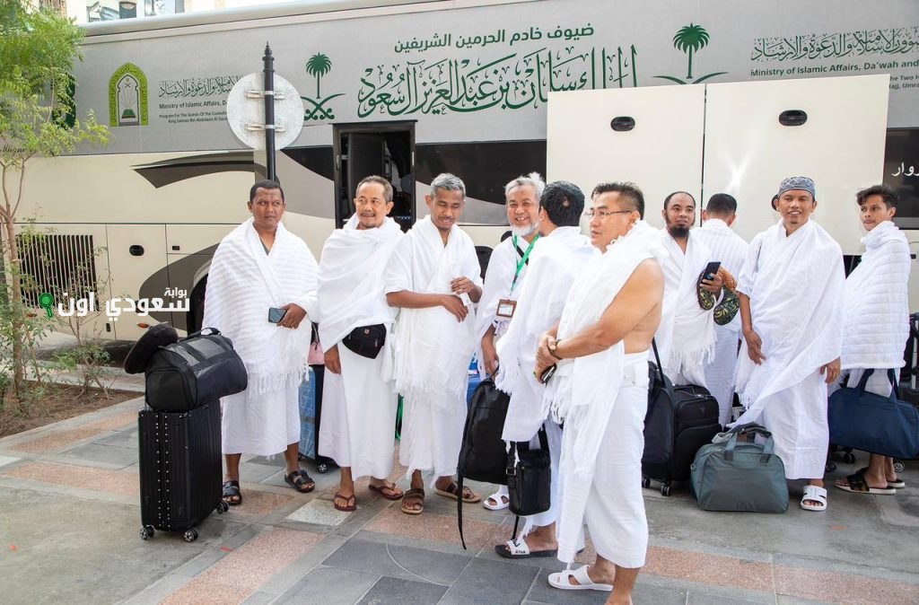 ضيوف برنامج خادم الحرمين يغادرون مكة نحو المدينة المنورة