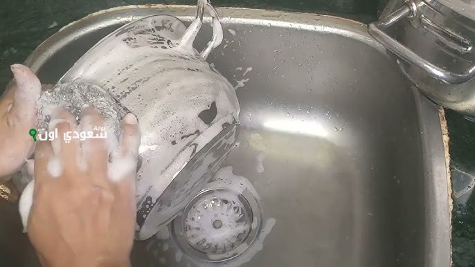 خلط كمية من السكر مع سائل الصحون