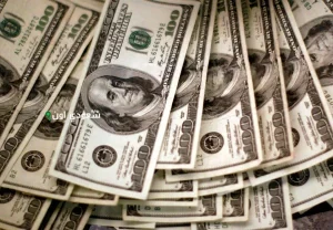 الدولار ينخفض إلى أقل مستوى له منذ ثلاث سنوات ونصف