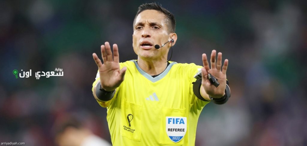 صافرة الحكم الفنزويلي جيسوس فالينزويلا تعلن انطلاق مواجهة الهلال مع مانشستر سيتي