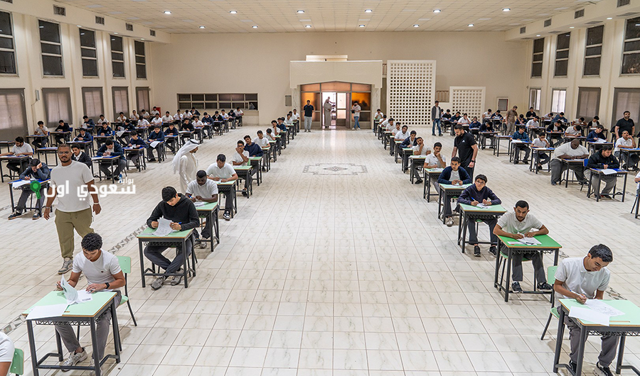 طلاب الصفين العاشر والحادي