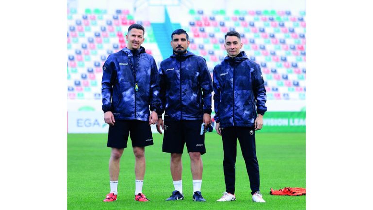 نادي الإمارات يواصل التعاون مع المدرب بدر طبيب وجهازه الفني بالتجديد لعقدهما