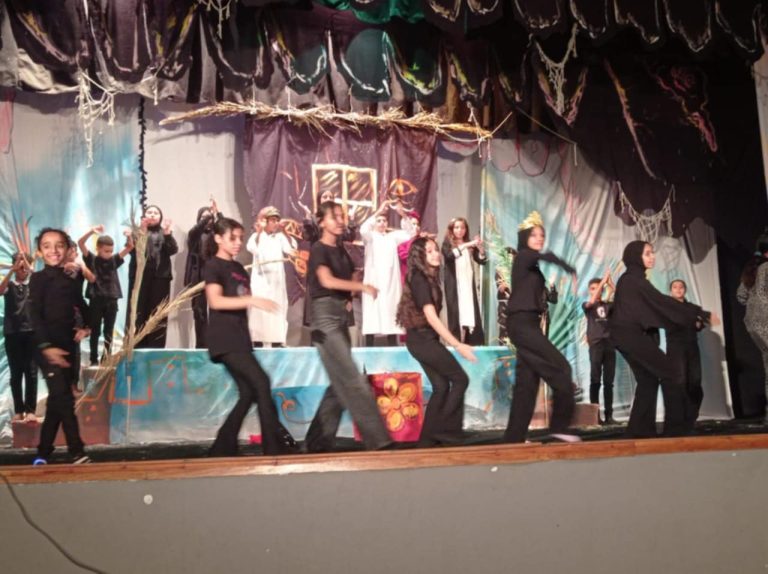 العرض المسرحي "هنا والكتاب"