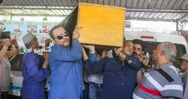 جثمان والد تامر عبد المنعم يصل إلى مسجد عمر مكرم بعد فترة قصيرة من الزمن