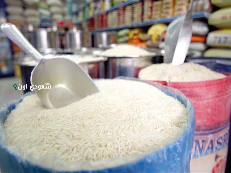 ضبط عمالة مخلة تعبئ أرز منتهي الصلاحية في أكياس لعلامات تجارية معروفة بتواريخ جديدة