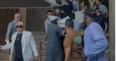 جثمان سميحة أيوب يغادر منزلها بحضور خالد جلال صور