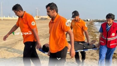 حرس الحدود في المدينة المنورة مواطناً كاد أن يغرق أثناء ممارسته