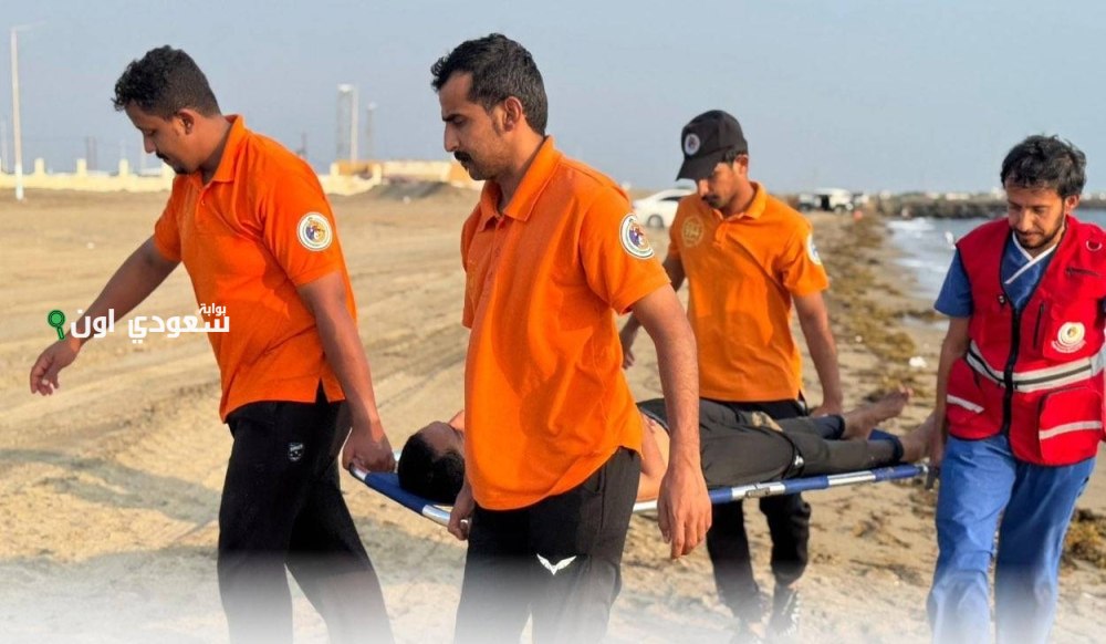حرس الحدود في المدينة المنورة مواطناً كاد أن يغرق أثناء ممارسته