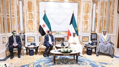 جدل واسع حول لافتة في لقاء أمير الكويت والرئيس السوري يلفت الأنظار