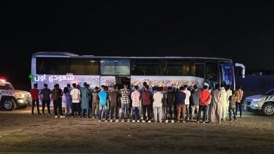 ضبط مواطنين أثناء محاولتهما إدخال 55 مخالفاً لنظام الإقامة إلى مكة المكرمة