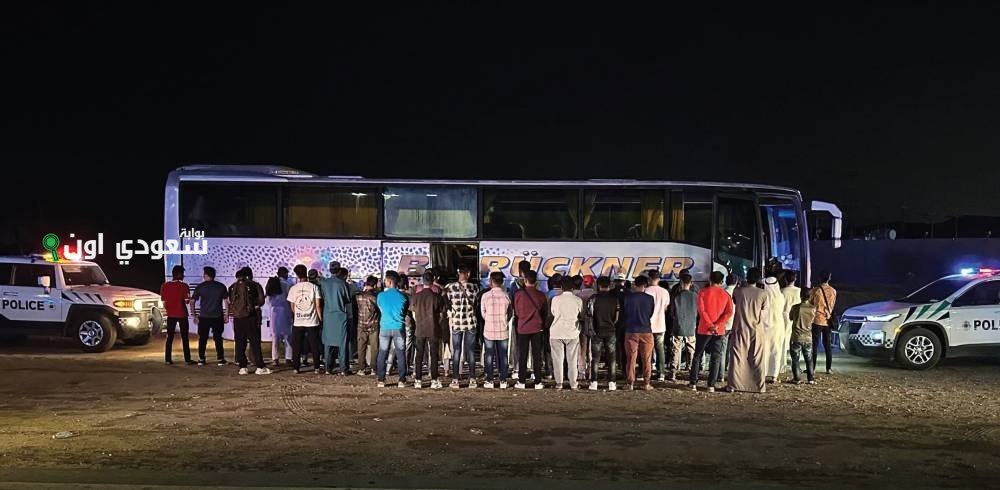 ضبط مواطنين أثناء محاولتهما إدخال 55 مخالفاً لنظام الإقامة إلى مكة المكرمة