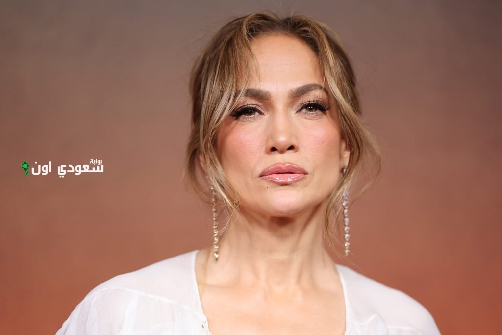 جينيفر لوبيز تظهر بإطلالة مثيرة للجدل تعكس نفسيتها