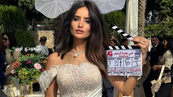 زينة تنفي شائعات الزواج وتبرز جمالها من جديد بمشروعها الجديد “ورد وشوكولاتة”