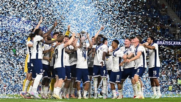 إنجلترا تحتفل بتتويجها بلقب كأس أمم أوروبا للشباب بعد انتصار مثير على ألمانيا
