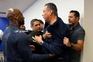 تقييد سيناتور أمريكي وإخراجه بالقوة خلال مؤتمر صحفي لمديرة الأمن الداخلي