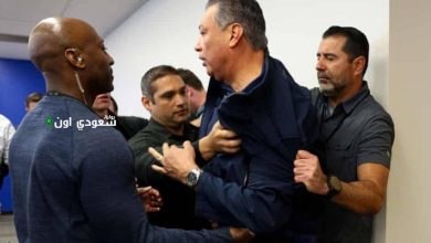 تقييد سيناتور أمريكي وإخراجه بالقوة خلال مؤتمر صحفي لمديرة الأمن الداخلي