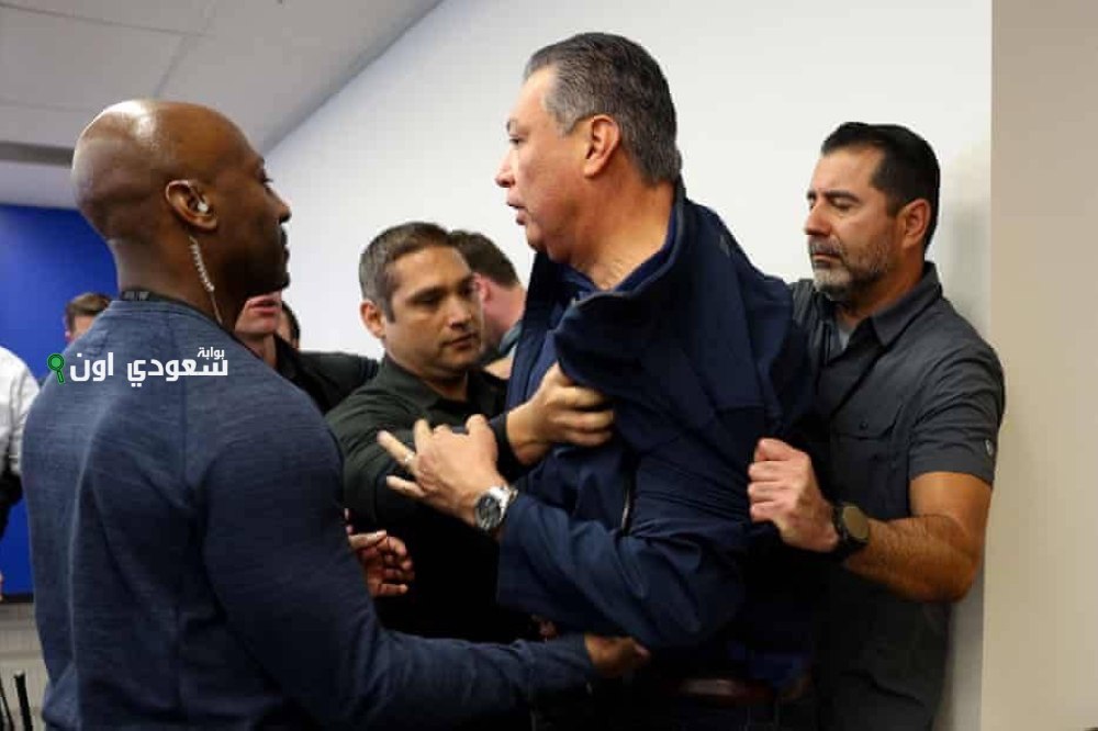 تقييد سيناتور أمريكي وإخراجه بالقوة خلال مؤتمر صحفي لمديرة الأمن الداخلي