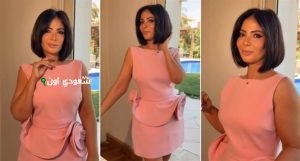مني زكي تأسر الأنظار بإطلالة رائعة بفستان وردي قصير