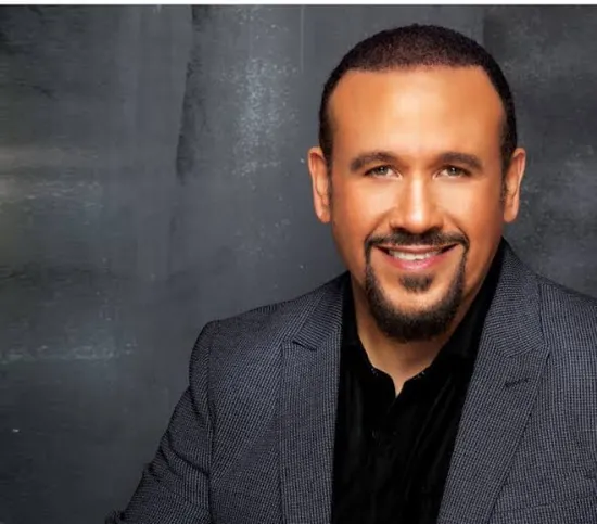 هشام عباس يشارك جمهوره حفلاً غنائيًا مميزًا بمسرح البالون