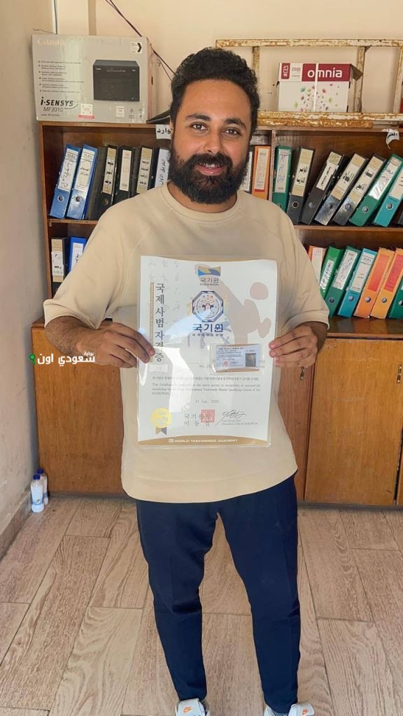 الاتحاد الدولي للتايكوندو يمنح شهادة المدرب لرئيس جهاز اللعبة المصري