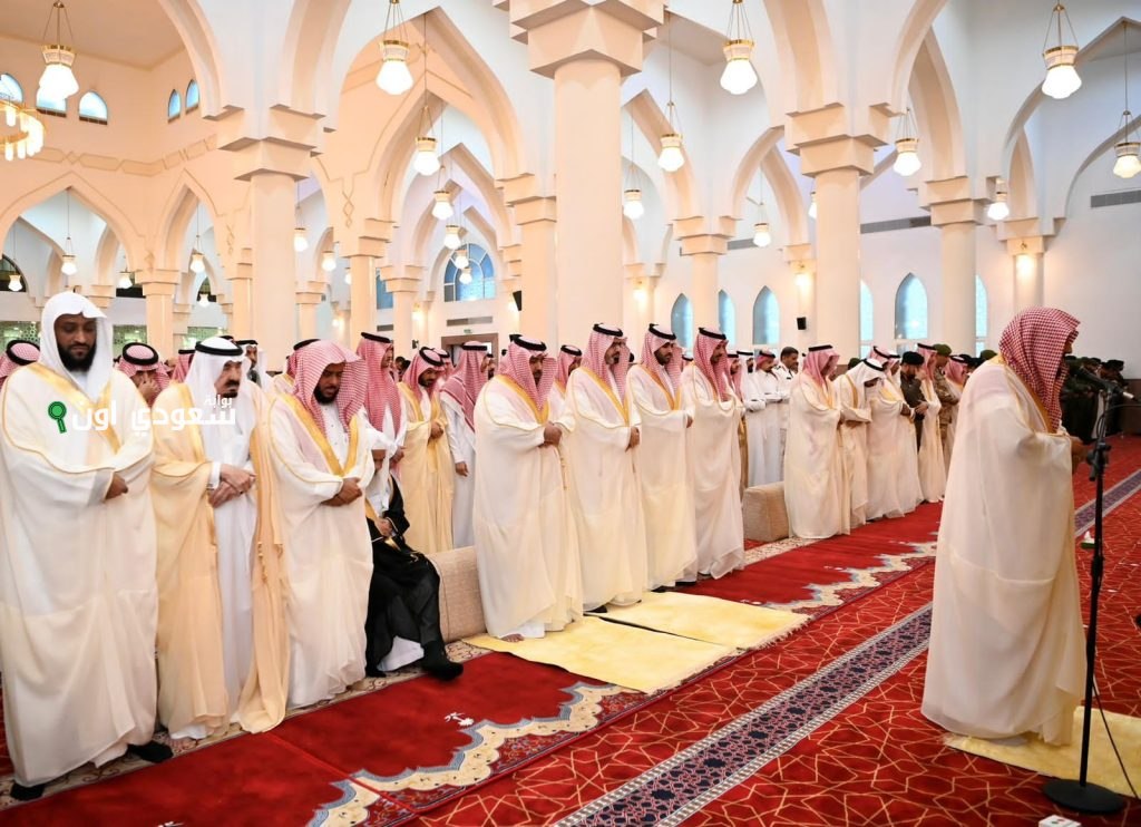 أمير منطقة جازان ونائبه يؤديان صلاة عيد الأضحى ويستقبلان المهنئين بالعيد