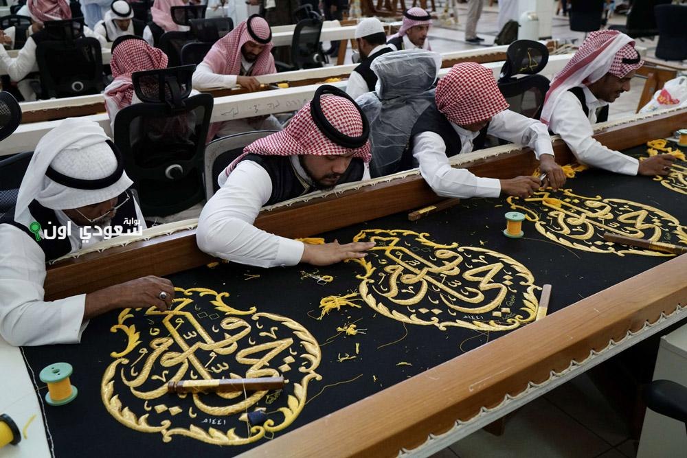 تجهيز الكسوة الجديدة للكعبة المشرفة لتزيين البيت العتيق