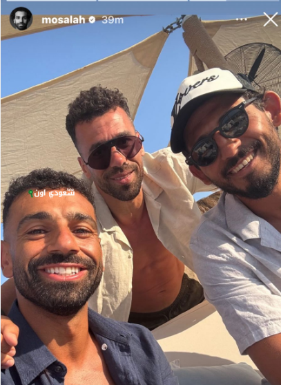 محمد صلاح يستمتع بإجازته مع عبد الله السعيد وحجازي على الشاطئ