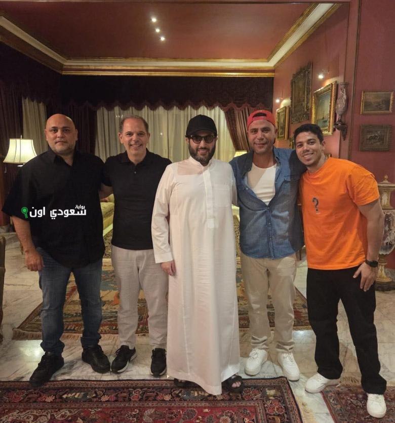 تركي آل الشيخ يشارك جمهور الزعيم عادل إمام صورة ويتحدث عن “كوباية شاي فريدة”