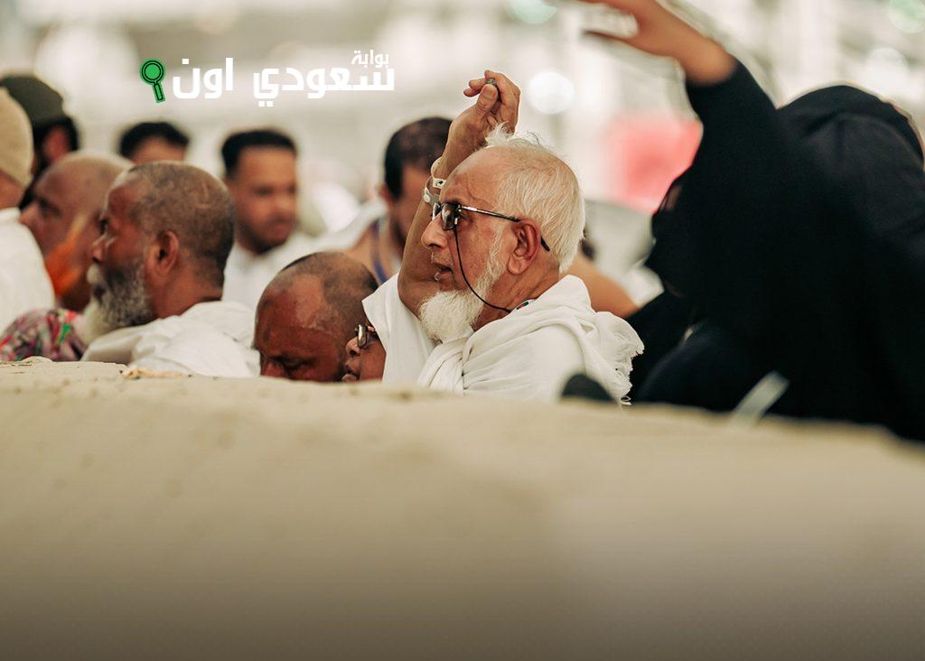 الحجاج يؤدون رمي الجمرات في اليوم الأول من أيام التشريق في مشعر Mina