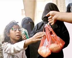 الجهات الأمنية تبدأ التحقيق في فيديو يوثق سلب حقيبة امرأة بالرياض