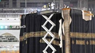 الكعبة المشرفة تتزين بكسوتها الجديدة