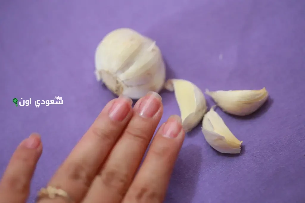 ادعكي ضوافرك بفص ثوم ونقطة زيت زيتون