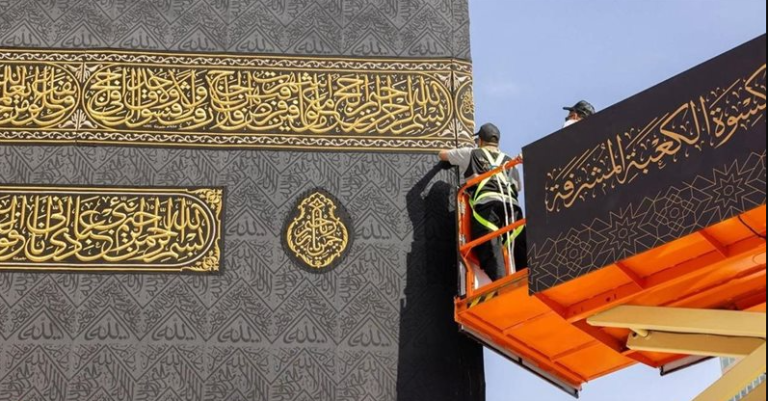 تغيير كسوة الكعبة المشرفة بطريقة مبتكرة وبأوقات قياسية: فنيات تنظيمية جديدة