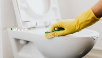 رشي شوية من ملح الليمون على الحمام وشوفي ازاي كل الاصفرار والبقع هتختفي
